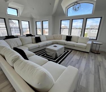North Beach Haven Apartamento | Brand New Construction For 2024! 5 Bedroom Townhome!