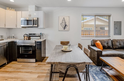 Ocean Shores Cabaña | Brand-new cottage - downtown - walk to beach, dog-friendly - central AC & W/D