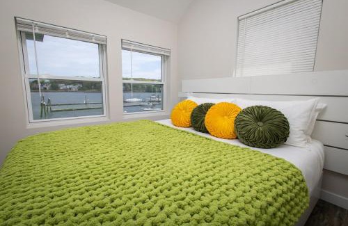 Fair Haven Casa | Brand new cozy waterfront house w jacuzzi