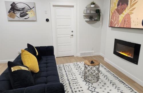 Southeast Calgary Apartamento | Brand New Deluxe 2 Bedroom Suite with AC & Den