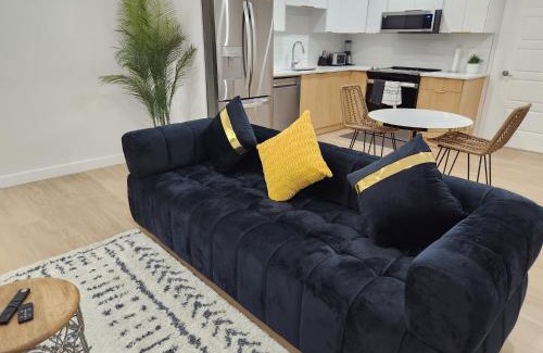 Southeast Calgary Apartamento | Brand New Deluxe 2 Bedroom Suite with AC & Den