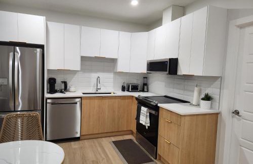 Southeast Calgary Apartamento | Brand New Deluxe 2 Bedroom Suite with AC & Den