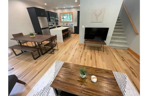 Warnick Casa | Brand new designer Glacier home with Hot Tub