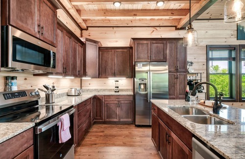 Sevierville Casa | Brand NEW. 20 Minutes to Dollywood-/Hot Tub/Indoor Pool/Fire Pit