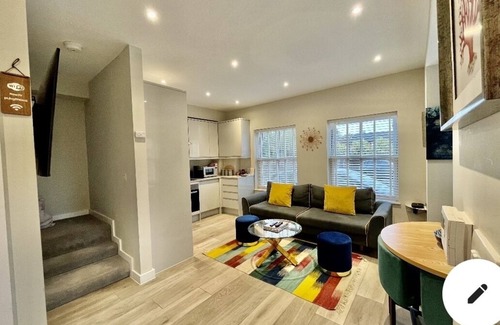 Runnymede Casa | BRAND NEW FULLY RENOVATED ENTIRE HOUSE SLEEPS 5 FREE PARKING, WI-FI & BREAKFAST