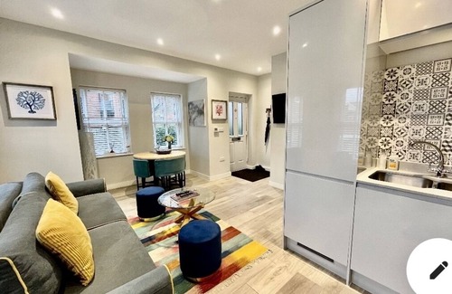 Runnymede Casa | BRAND NEW FULLY RENOVATED ENTIRE HOUSE SLEEPS 5 FREE PARKING, WI-FI & BREAKFAST