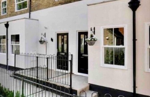 Runnymede Casa | BRAND NEW FULLY RENOVATED ENTIRE HOUSE SLEEPS 5 FREE PARKING, WI-FI & BREAKFAST