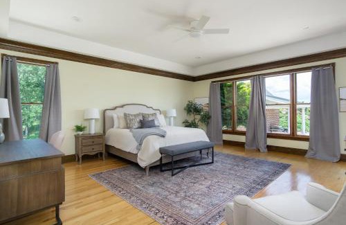 Marshall Casa | BRAND NEW furniture Breathtaking VIEWS Hot Tub Pool 20 min to Asheville