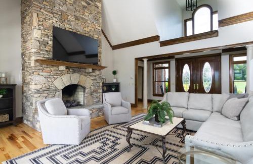 Marshall Casa | BRAND NEW furniture Breathtaking VIEWS Hot Tub Pool 20 min to Asheville