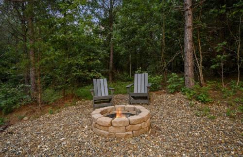 Pickens Casa | BRAND NEW! Hochatown, Honey! Fire pit, hot tub, luxurious shower!