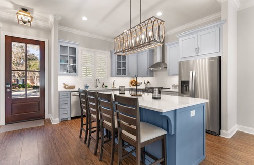 King City Casa | Brand New Home, Sleeps 10, Pool and Screened-in Porch with TV!