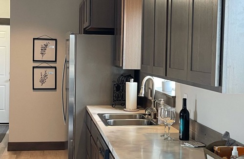 Kalispell Casa | Casa completamente nueva con terraza y vistas increíbles en un gran terreno cerca de la ciudad.