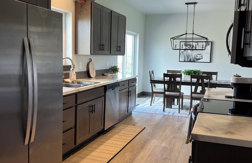 Kalispell Casa | Casa completamente nueva con terraza y vistas increíbles en un gran terreno cerca de la ciudad.