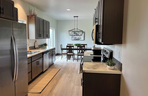 Kalispell Casa | Casa completamente nueva con terraza y vistas increíbles en un gran terreno cerca de la ciudad.