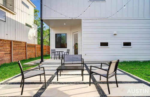 East Cesar Chavez Casa | Brand New House, Yard Next to Downtown and E 6th