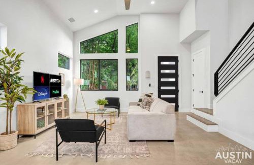 East Cesar Chavez Casa | Brand New House, Yard Next to Downtown and E 6th