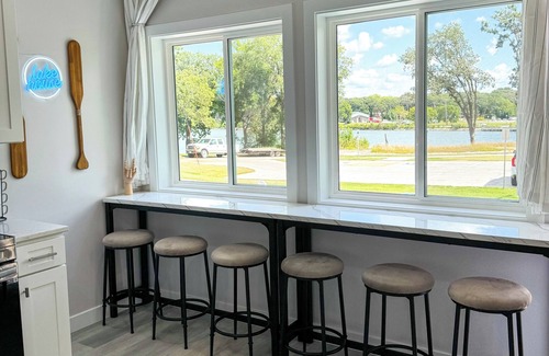 Spirit Lake Cabaña | BRAND NEW Lake View Stylish+Modern Cottage