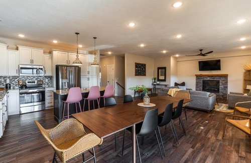 Hollister Casa | Brand New! Lake View with Arcade Game Room! Fully stocked kitchen!