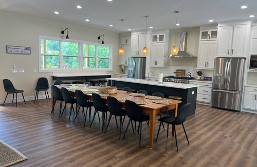 Speedwell Casa | Brand New! Lakefront, minimal steps to water. Large private dock, Chef's kitchen