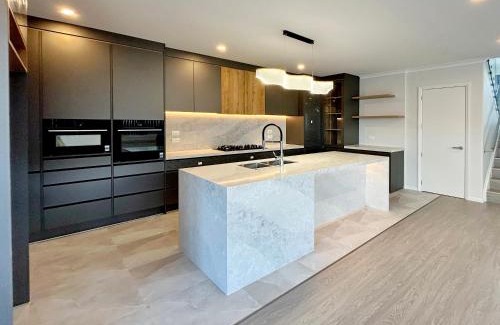 Flat Bush Casa | Brand-New Large house Castlebane Drive