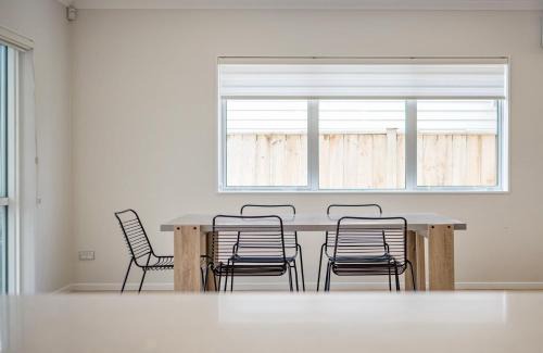 Flat Bush Casa | Brand-New Large house Castlebane Drive