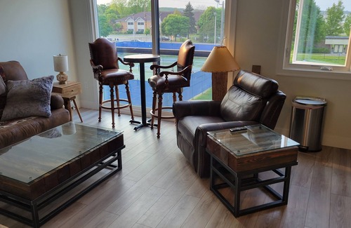 Traverse City Condominio | BRAND NEW LISTING Cozy 1-bedroom condo with WiFi, AC in fabulous Traverse City
