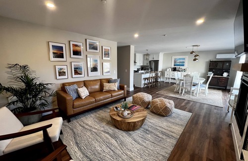 Beulah Apartamento | Brand new loft overlooking Crystal Lake with rooftop deck, steps from the beach!