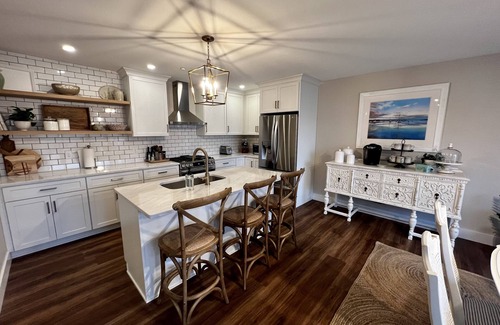 Beulah Apartamento | Brand new loft overlooking Crystal Lake with rooftop deck, steps from the beach!