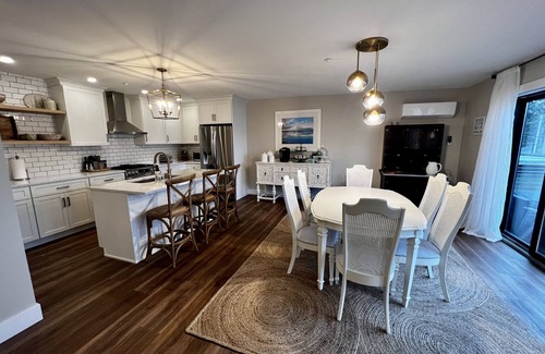 Beulah Apartamento | Brand new loft overlooking Crystal Lake with rooftop deck, steps from the beach!