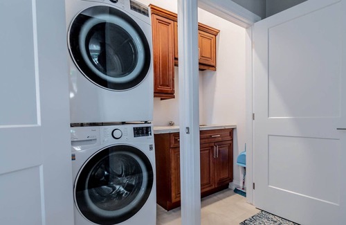 Niagara Falls Casa | BRAND NEW LUXURY Townhome- GREAT FOR A COUPLES GETAWAY