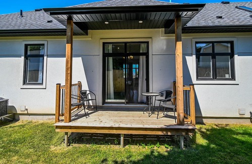 Niagara Falls Casa | BRAND NEW LUXURY Townhome- GREAT FOR A COUPLES GETAWAY