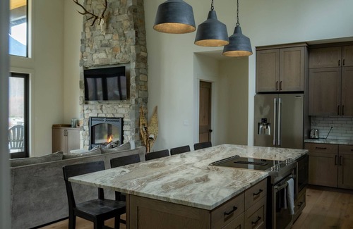 Packwood Cabina | Brand New Luxury Cabin on 5 acres with Hot Tub and Game Room. Cozy and Clean.