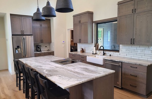 Packwood Cabina | Brand New Luxury Cabin on 5 acres with Hot Tub and Game Room. Cozy and Clean.