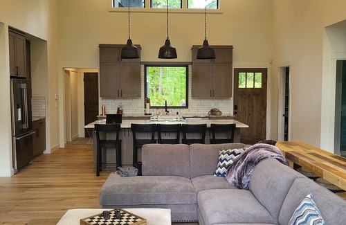 Packwood Cabina | Brand New Luxury Cabin on 5 acres with Hot Tub and Game Room. Cozy and Clean.