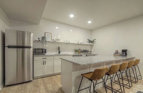 South Kansas City Apartamento | Brand NEW Luxury Scandinavian Style Basement Apartment!
