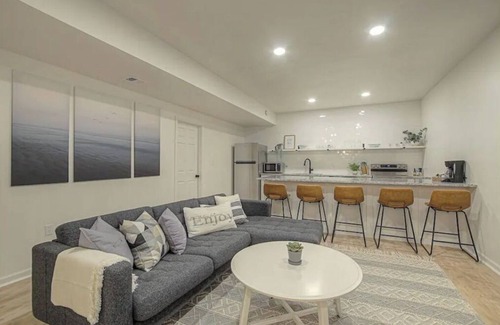 South Kansas City Apartamento | Brand NEW Luxury Scandinavian Style Basement Apartment!