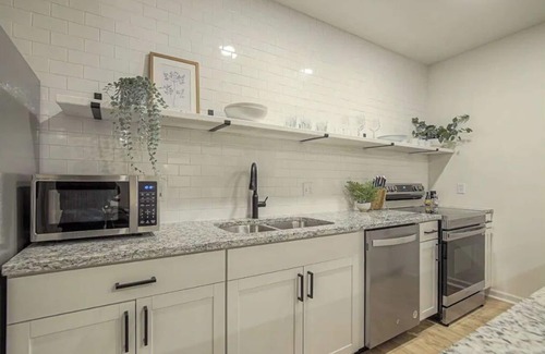 South Kansas City Apartamento | Brand NEW Luxury Scandinavian Style Basement Apartment!