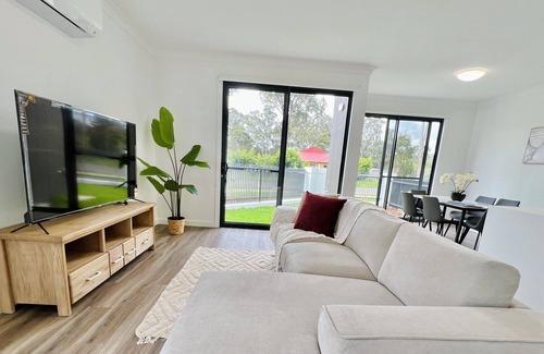 Austral Casa | Brand New Modern 4 Br Home in Austral