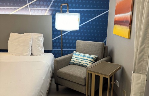 Hazel Crest Hotel | Brand New Modern Beautiful Room in Chicago, with WiFi, AC and TV.