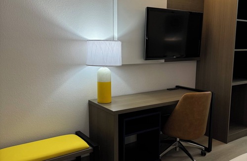 Hazel Crest Hotel | Brand New Modern Beautiful Room in Chicago, with WiFi, AC and TV.