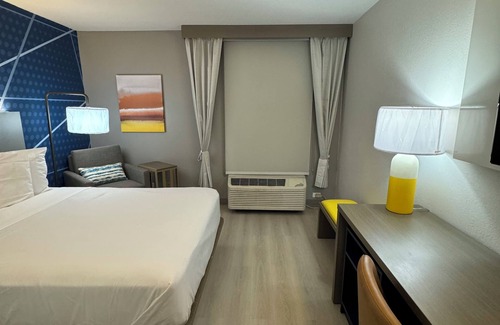 Hazel Crest Hotel | Brand New Modern Beautiful Room in Chicago, with WiFi, AC and TV.