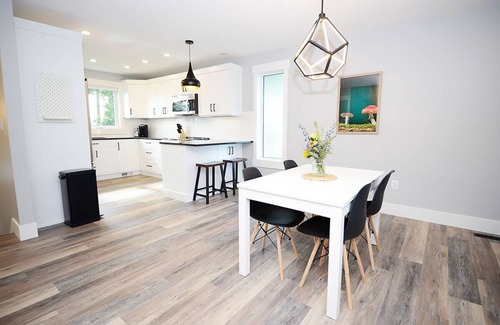 Pincher Creek Casa | BRAND NEW modern 2-bedroom, close to the mountains.