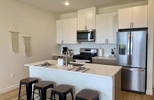 Berkley Apartamento | Brand New Modern Mountain View 2 Bed 2 Bath Apartment