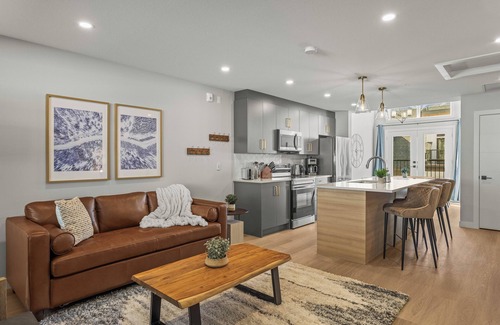 Harvie Heights Casa | Brand New Modern Townhouse with Stunning Mountain Views – Sleeps 6