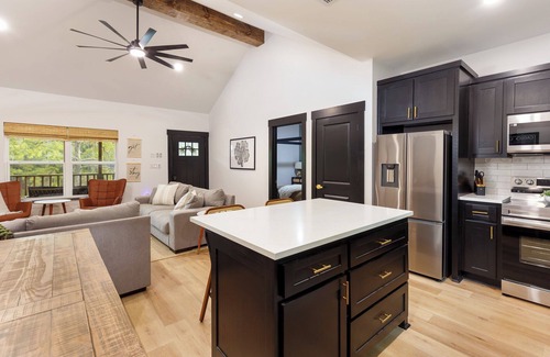 Karnack Cabina | BRAND NEW - Peaceful Waterfront - 5 Minutes From Caddo State Park!