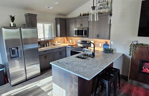 Albion Condominio | Brand new Picturesque, 2 Bedroom Duplex with AC and WiFi in delightful Albion