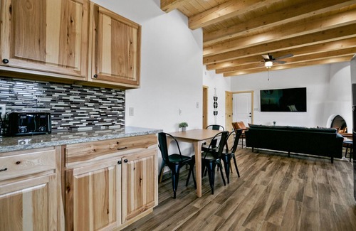Taos Casa | Brand New Ranchos Mountain/Gorge Getaway with Hot Tub