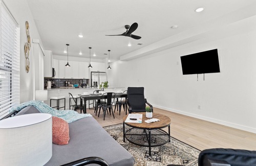 Nevada Street Apartamento | Brand New! Relax at 3br/2ba Apt. Near City Center