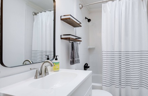 Phoenixville Casa | Brand New Single! PhoenixVilla - 8min Walk to Downtown Phoenixville! Sleeps 8!