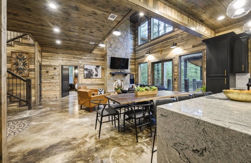 Pickens Cabina | BRAND NEW! Smokey Pines | BOHO Modern + Chic Contemporary | Sleeps 12